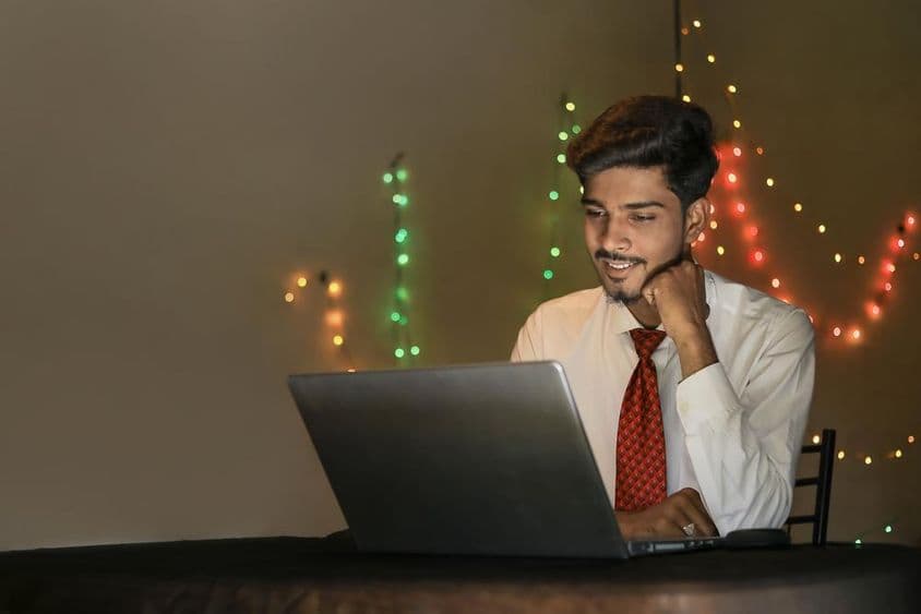 Joven hombre indio trabajando durante la celebración de Diwali en oficinas.