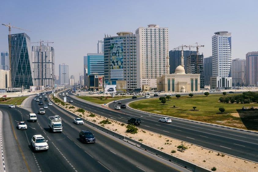 Vista de la ciudad de Dubái y autopista con muchos coches.