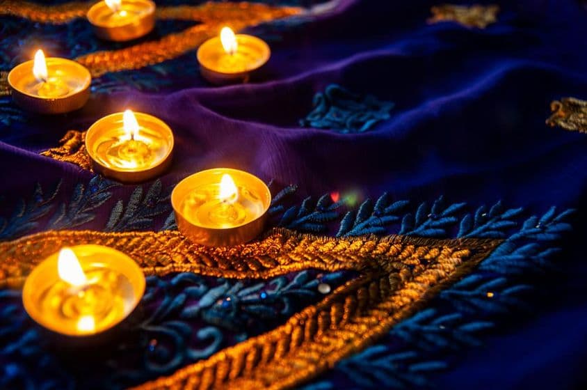 Iluminación de Diwali en un sari azul con bordados dorados.
