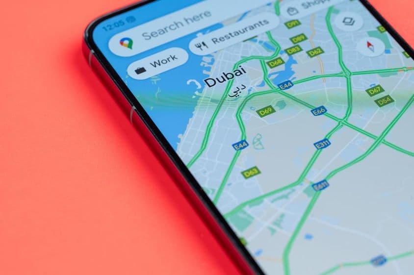 Dubái en Google Maps en la pantalla de un smartphone.
