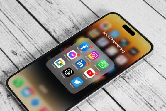 Iconos de aplicaciones de redes sociales en un Apple iPhone 14 Pro Max.