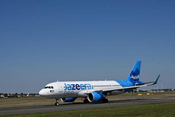 Avión de Jazeera Airways en tierra.
