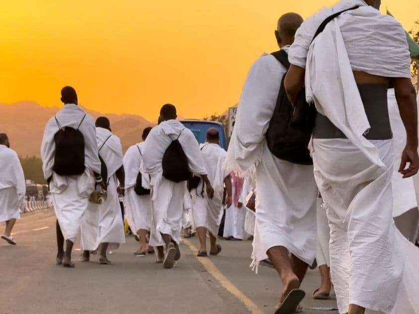 Muchos peregrinos de Hajj caminando.