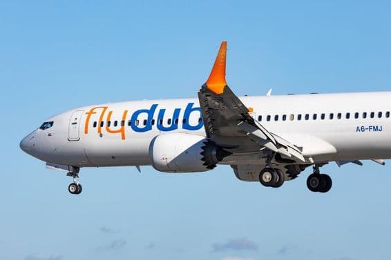 Avión Boeing 737-8max de la aerolínea FlyDubai en configuración de aterrizaje.