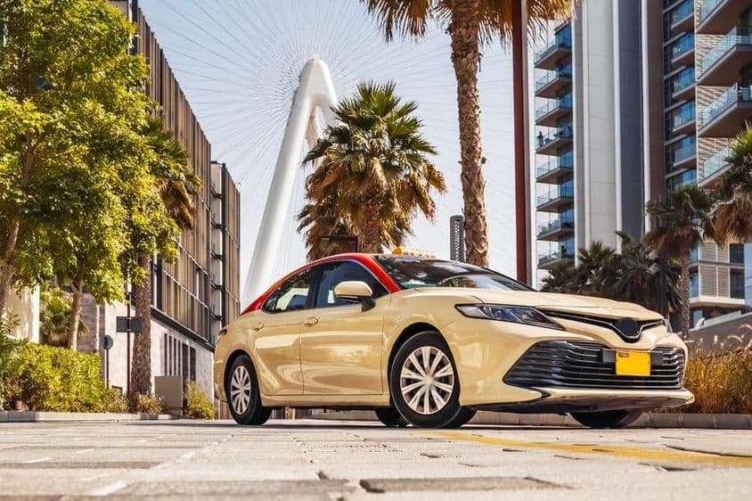 Un taxi conduciendo en una calle de Dubái.