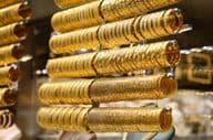 Pulseras de oro en un mostrador de joyería.
