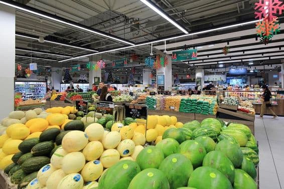 Melones verdes y amarillos apilados para la venta a consumidores en un supermercado de un centro comercial de Dubái.