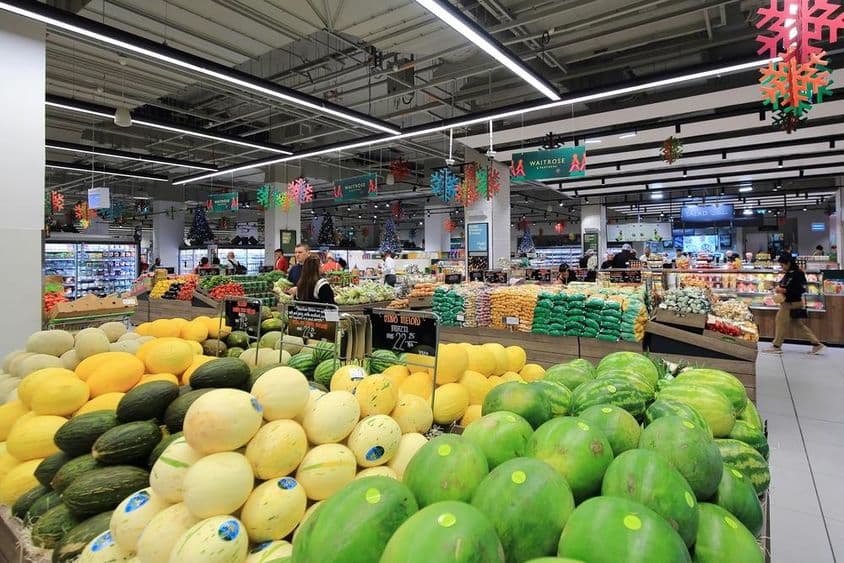 Melones verdes y amarillos apilados para la venta a consumidores en un supermercado de un centro comercial de Dubái.