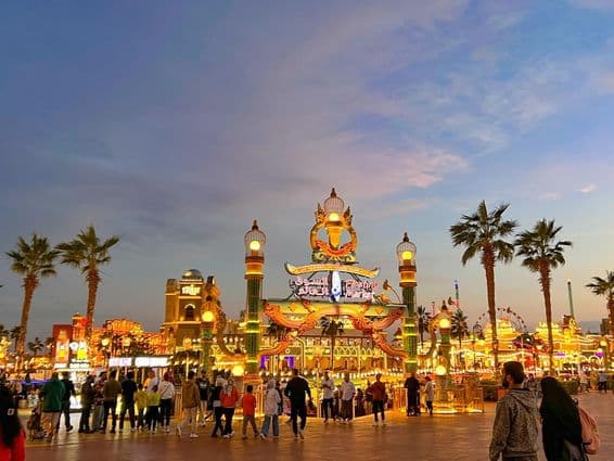 La calle del Global Village en Dubái.