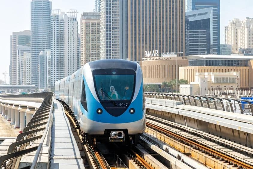 Tren del metro de Dubai transporte público cerca de la estación Dubai Marina.