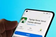 La aplicación Taptap Send mostrada en un teléfono inteligente.
