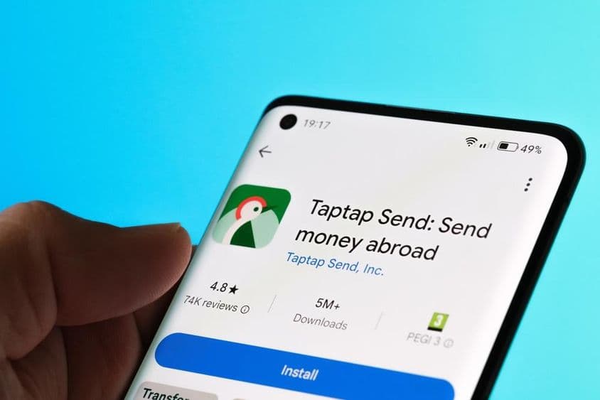 La aplicación Taptap Send mostrada en un teléfono inteligente.