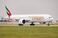 Emirates Boeing 777-31H (ER) REG: A6-ENE en el Aeropuerto Vaclav Havel de Praga.