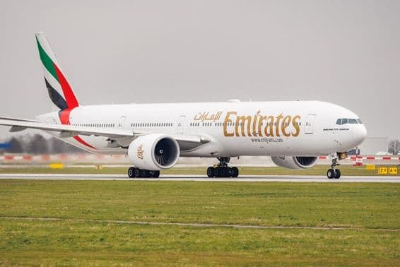 Emirates Boeing 777-31H (ER) REG: A6-ENE en el Aeropuerto Vaclav Havel de Praga.