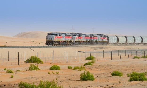 Viaje en tren a través del desierto de Liwa en Abu Dhabi.