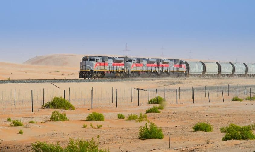 Viaje en tren a través del desierto de Liwa en Abu Dhabi.