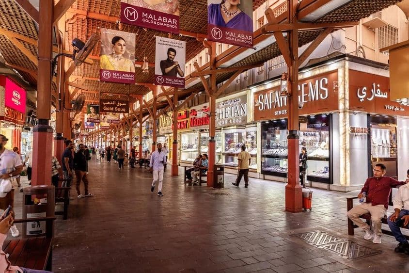 Calles llenas de tiendas de oro en el mercado de oro de Dubái.