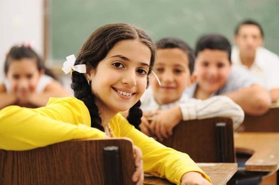 Niños en un aula escolar.