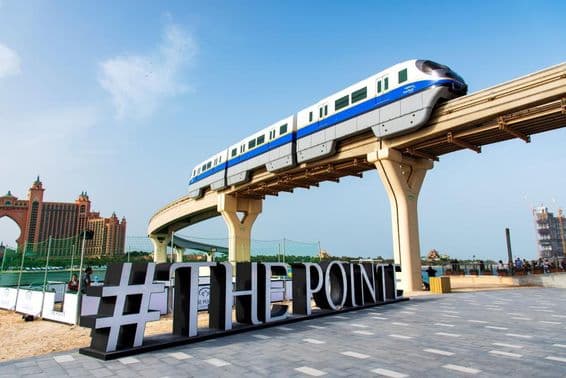 Tren cruza sobre The Pointe, destino de comidas y entretenimiento frente al mar.
