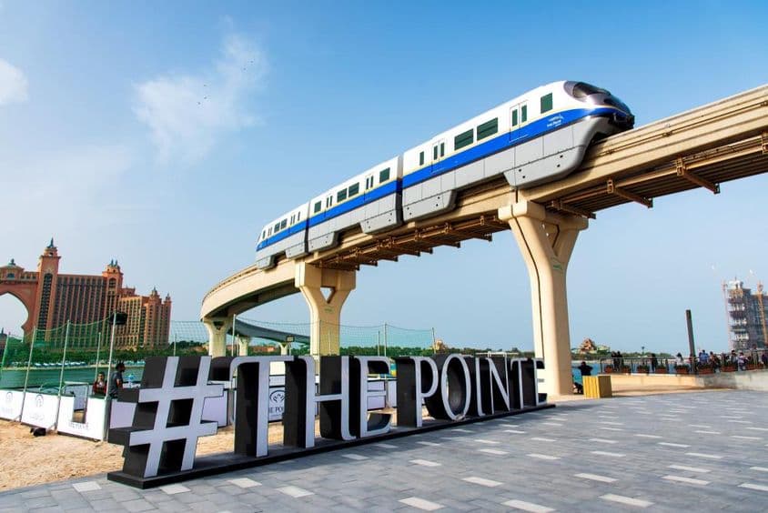 Tren cruza sobre The Pointe, destino de comidas y entretenimiento frente al mar.