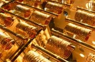 Brazaletes de oro en una tienda de joyería en el mercado Golden Souk de Dubái.