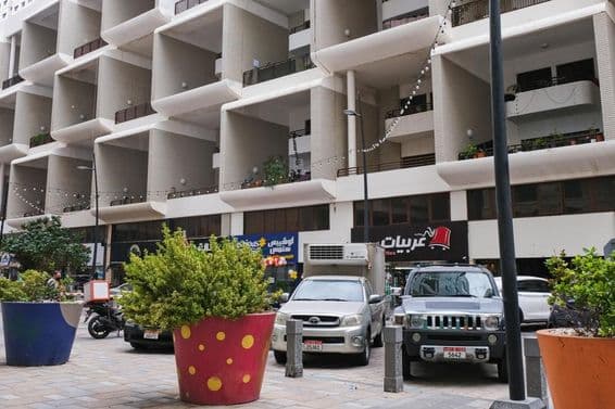 Fachada de un edificio residencial moderno con grandes balcones de dos pisos, EAU.