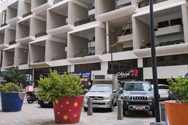 Fachada de un edificio residencial moderno con grandes balcones de dos pisos, EAU.