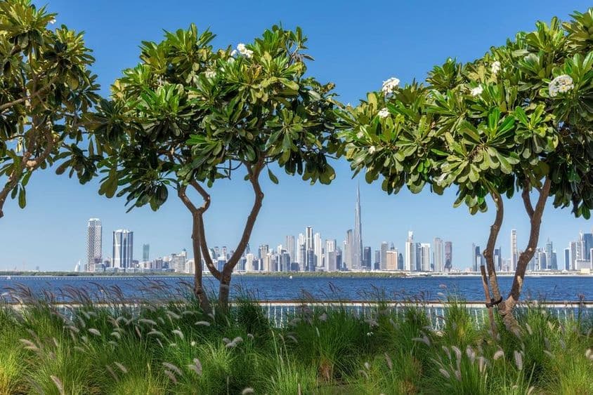 Vista del centro de Dubái desde el canal Dubai Creek.