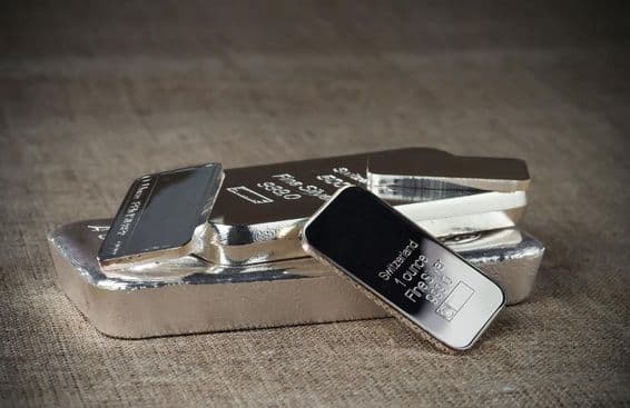 Varias barras de inversión de plata de diferentes pesos.