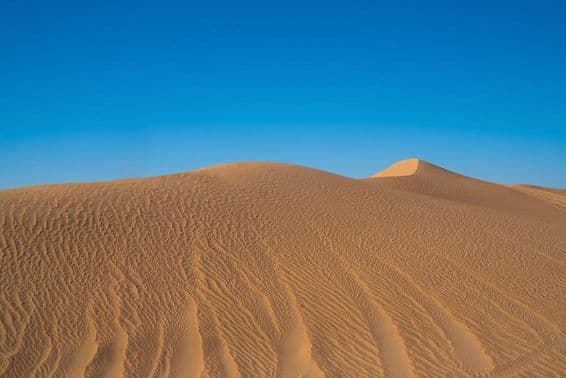 Desierto arenoso de Dubái en los Emiratos Árabes Unidos.