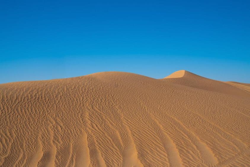 Desierto arenoso de Dubái en los Emiratos Árabes Unidos.