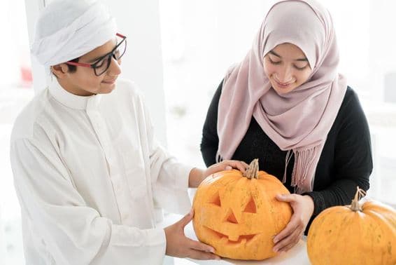 Niño árabe con una calabaza de Halloween.