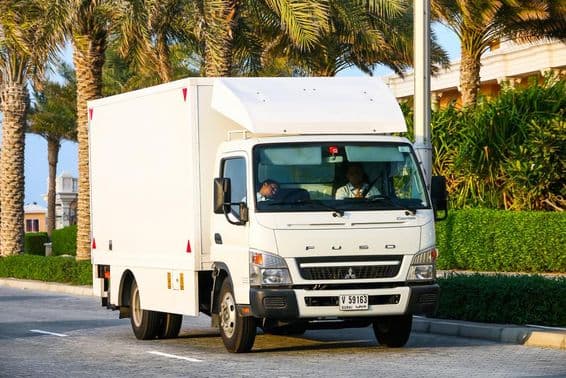 Furgoneta Mitsubishi Fuso Canter en Dubái.