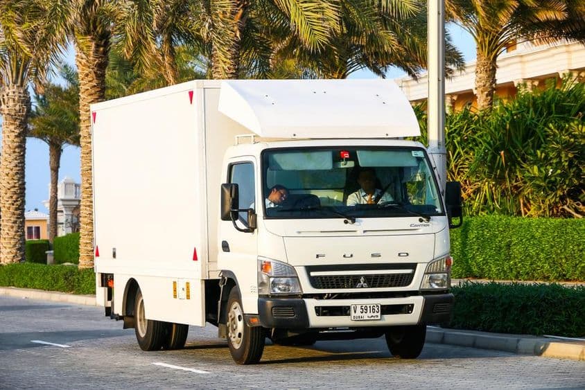 Furgoneta Mitsubishi Fuso Canter en Dubái.