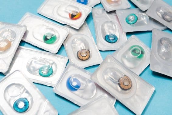 Lentes de contacto de colores brillantes para Halloween.