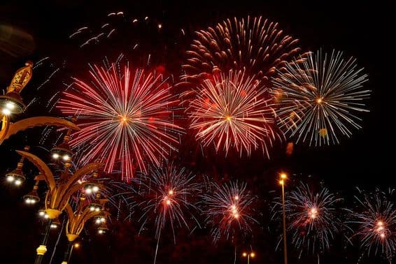 Fuegos artificiales en el Festival del Patrimonio Sheikh Zayed, Emiratos Árabes Unidos.