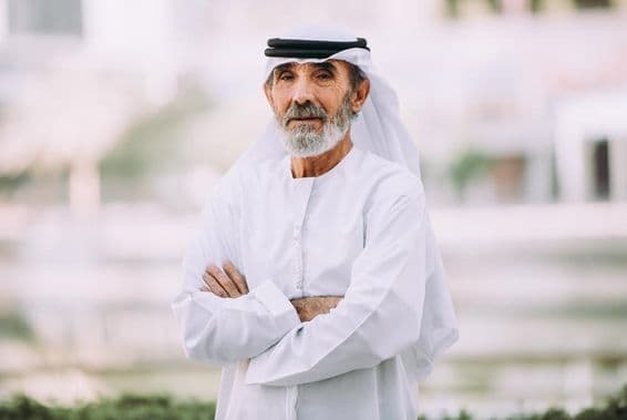 Hombre de negocios senior en Dubái.