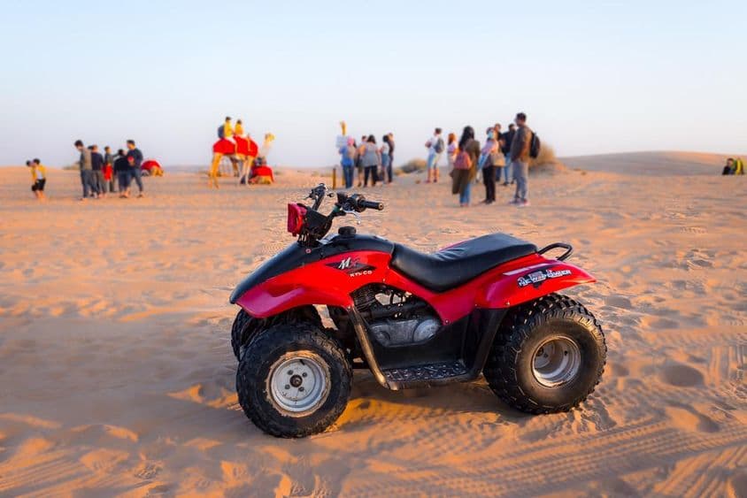 Aventura de motocross para turistas en Dubái.