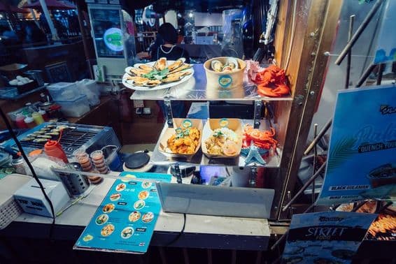 Cocina tailandesa tradicional en un restaurante flotante con comida callejera en Global Village, Dubái.