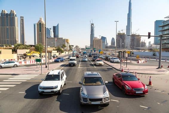 Carretera Sheikh Zayed en Dubái en un día de verano.