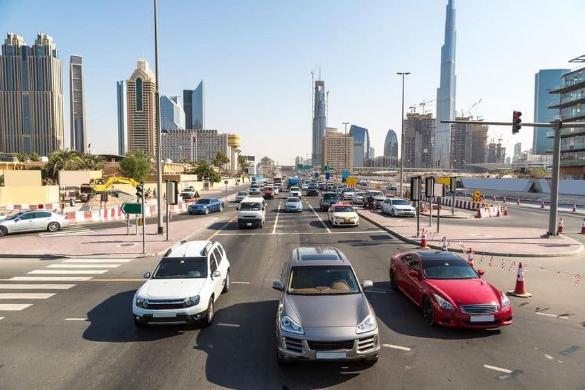 Carretera Sheikh Zayed en Dubái en un día de verano.