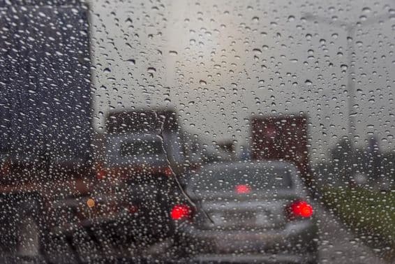 Lluvia en Dubái vista a través de una ventana.
