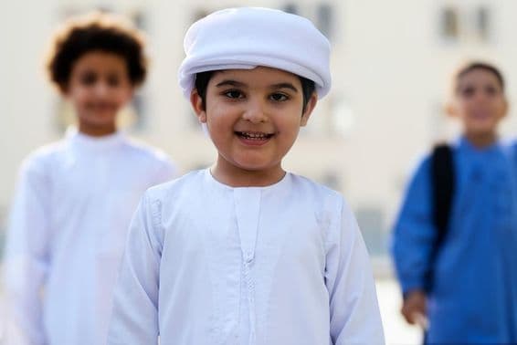 Estudiante árabe emirato en la escuela.