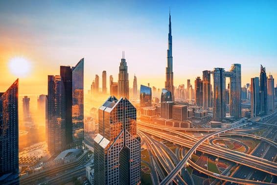 Dubai - horizonte del centro moderno con rascacielos de lujo.