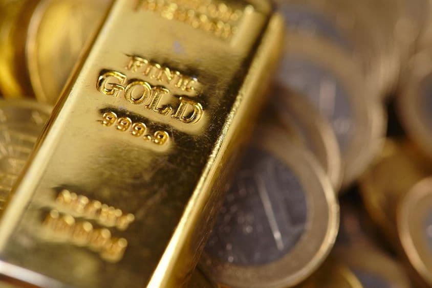 Pila de lingotes de oro con pureza de 999.9.