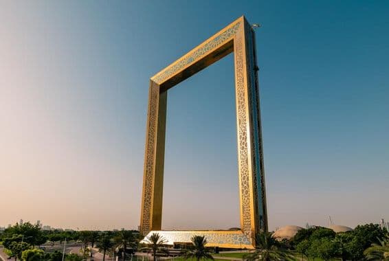 Edificio de la torre dorada de Dubai Frame al amanecer.