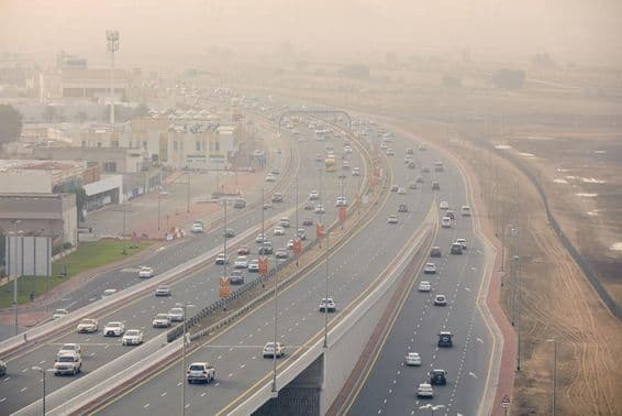 Vista de las concurridas autopistas al aproximarnos al centro de Dubái.