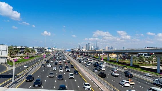 Autopistas, carreteras rápidas y cruces en Dubái, Emiratos Árabes Unidos.
