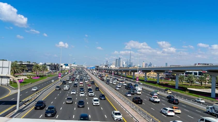 Autopistas, carreteras rápidas y cruces en Dubái, Emiratos Árabes Unidos.