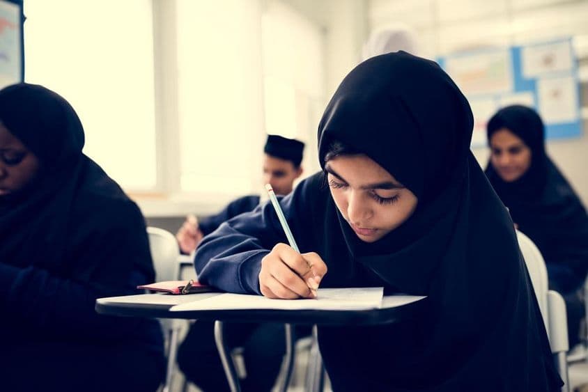 Niños musulmanes aprendiendo en un aula.